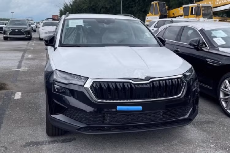 Được áp dụng ngôn ngữ thiết kế đặc trưng của thương hiệu Skoda, Karoq mang trên mình ngoại hình khá nam tính, vuông thành sắc cạnh thay vì bo tròn. Lưới tản nhiệt đa giác với mắt lưới nằm dọc, sơn màu đen bóng, và viền bao quanh mạ crôm. Kết hợp với đó là hệ thống đèn pha LED 2 tầng. Mâm xe kích thước 17-19 inch tùy phiên bản.