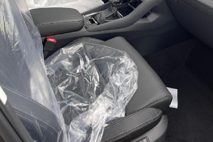 Ngoài ra, Skoda Karoq còn có hệ thống kiểm soát hành trình dự đoán trước, nhận biết biển báo giao thông, hỗ trợ làn đường thích ứng, hỗ trợ lái xe khi tắc đường, hỗ trợ đỗ xe, hỗ trợ tránh va chạm bên sườn với cảnh báo phương tiện cắt ngang khi lùi và camera 360 độ.