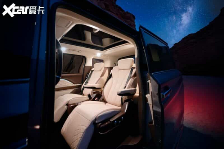 Mở cửa bước vào trong khoang lái, tông màu nội thất chủ yếu của xe MPV cỡ lớn Bestune M9 là màu be và nâu. Bảng táp lô vân gỗ càng làm tăng vẻ sang trọng cho xe. Bảng đồng hồ LCD 7 inch và màn hình điều khiển trung tâm 12,3 inch. Bên dưới màn hình điều khiển trung tâm là các nút bấm vật lý phục vụ các chức năng điều khiển khác nhau.