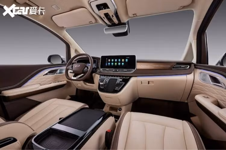 Hàng ghế thứ hai có tựa lưng chỉnh điện 4 hướng, tựa lưng và gác chân điều chỉnh điện, thông gió, sưởi và mát-xa. Hàng ghế thứ 3 có thể gập xuống để có không gian cốp rộng hơn. Hành khách dễ dàng ra vào xe thông qua cửa trượt.