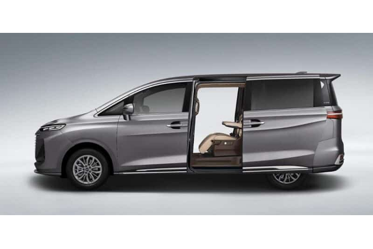 Ngoài bản sử dụng động cơ xăng, một phiên bản hybrid của Bestune M9 sẽ xuất hiện sau đó, nhưng chi tiết cụ thể hơn về xe vẫn chưa được công bố. Tại thị trường Trung Quốc, M9 sẽ cạnh tranh với Lexus LM.