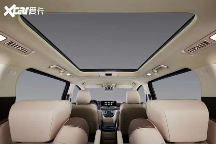 Đằng sau chiếc MPV hạng sang cỡ lớn đầu tiên của Bestune có cụm đèn hậu LED trải dài sang 2 bên hông xe và được tô điểm thêm bằng đường viền mạ crôm. Ngoài ra xe còn được trang bị cánh lướt gió cỡ lớn và đèn báo phanh trên cao.