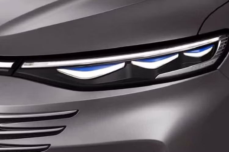 Điểm nhấn tiếp theo của mặt tiền xe là đèn LED chiếu sáng ban ngày cỡ lớn, đặt 2 bên hốc gió. Bestune M9 có cột A được áp dụng thiết kế hình tam giác ở cửa sổ. Cột D được giấu đi để tạo hiệu ứng mái nhà lơ lửng. Xe vẫn sở hữu kiểu cửa trượt cho hàng ghế sau, phong cách rất quen thuộc của các xe MPV bình dân đến hạng sang.