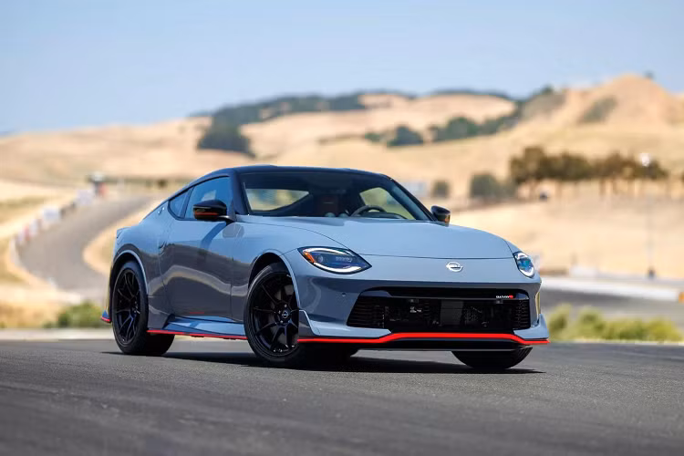  Nissan Z Nismo 2024 mới đã chính thức được ra mắt tại Mỹ với hàng loạt nâng cấp đáng kể về hiệu năng và diện mạo nổi bật. Để xứng đáng với cái tên Nismo, phiên bản này được cải tiến mạnh về khả năng vận hành, hiệu quả khí động học và bổ sung hàng loạt công nghệ tiên tiến.