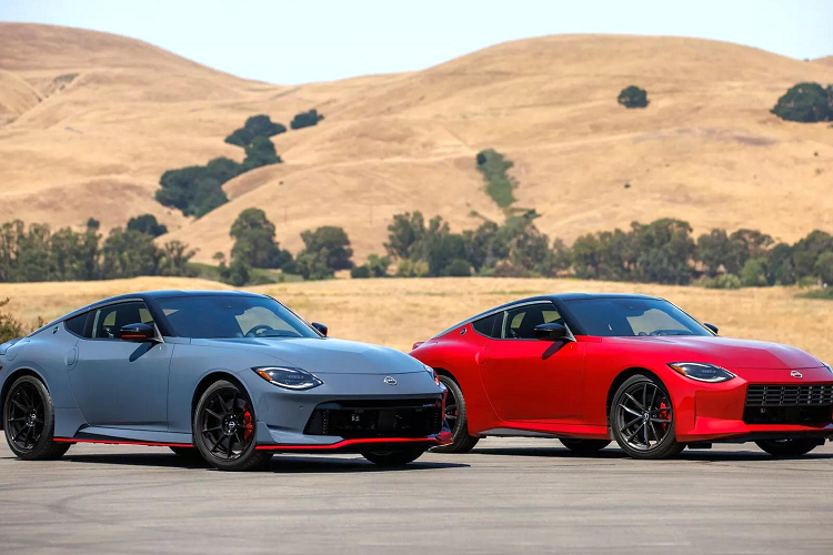 Xe có 5 màu sơn ngoại thất gồm Black Diamond Pearl, Brilliant Silver, Passion Red TriCoat, Everest White Pearl TriCoat và Stealth Grey độc quyền của Nismo. Nóc xe được sơn đen để tạo độ tương phản, trong khi mâm được sơn đen bóng. Giá bán Nissan Z Nismo 2024 dự kiến sẽ được hé lộ khi xe bán ra tại Mỹ vào mùa thu này.