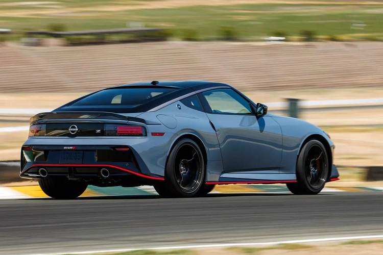 Xe không còn lựa chọn hộp số sàn 6 cấp như phiên bản tiêu chuẩn, tuy điều này có thể khiến các tín đồ xe thể thao thuần chất cảm thấy phiền lòng, hãng xe Nhật hứa hẹn rằng đã cải tiến bộ ly hợp và phần mềm quản lý động cơ để giảm gần 50% thời gian sang số so với bản Z Performance trước đây, giúp người lái có được cảm giác lái thể thao và mượt mà hơn.