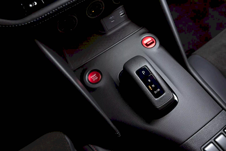 Ngoài ra, khung gầm cũng được điều chỉnh với các hiệu chỉnh tăng cứng bổ sung giúp tăng độ cứng xoắn thêm 2,5%. Thêm vào đó, thanh giằng dưới sàn và ống lót hệ thống treo cũng được tăng cường để tối ưu hóa sự ổn định và khả năng cắt cua của chiếc xe. Z Nismo 2024 cũng có các thanh ổn định, lò xo cứng và bộ giảm chấn lớn hơn.