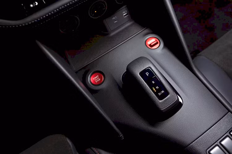 Ngoài ra, khung gầm cũng được điều chỉnh với các hiệu chỉnh tăng cứng bổ sung giúp tăng độ cứng xoắn thêm 2,5%. Thêm vào đó, thanh giằng dưới sàn và ống lót hệ thống treo cũng được tăng cường để tối ưu hóa sự ổn định và khả năng cắt cua của chiếc xe. Z Nismo 2024 cũng có các thanh ổn định, lò xo cứng và bộ giảm chấn lớn hơn.