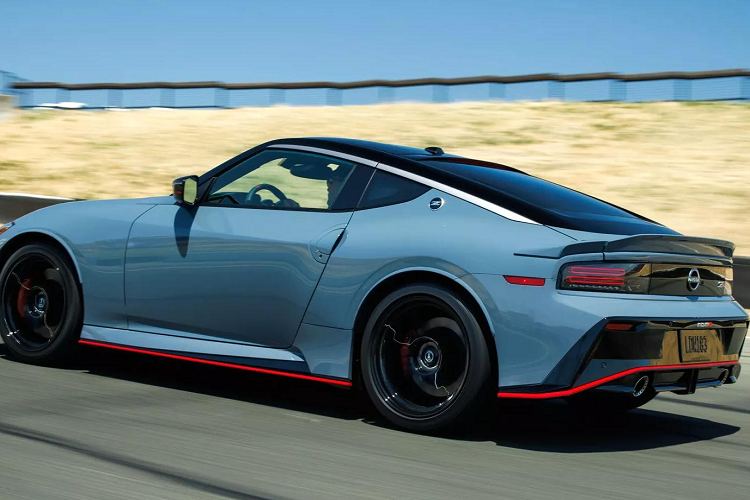 Kết quả là xe tạo ra công suất 426 mã lực tại 6.400 vòng/phút và mô-men xoắn 521 Nm từ 2.000 đến 5.200 vòng/phút. Những thông số này tăng lần lượt 20 và 46 đơn vị so với các biến thể tiêu chuẩn. Sức mạnh này được truyền qua hộp số tự động 9 cấp đến các bánh sau.