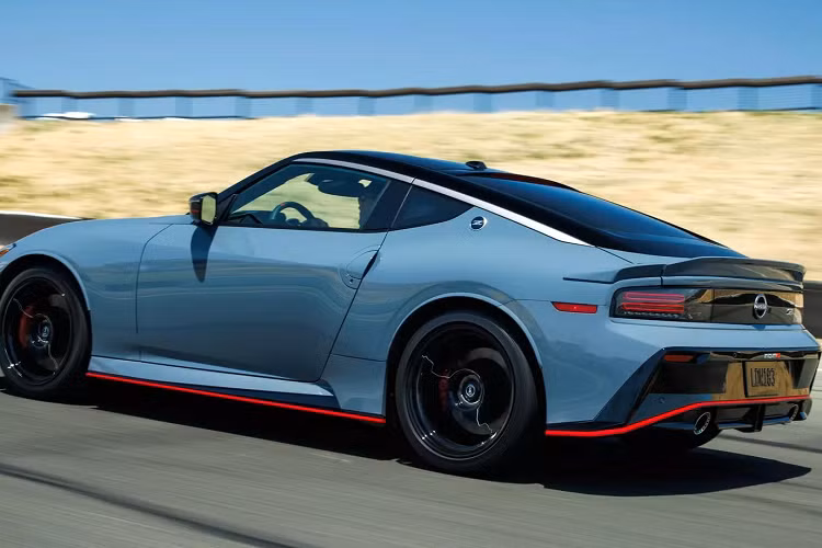 Kết quả là xe tạo ra công suất 426 mã lực tại 6.400 vòng/phút và mô-men xoắn 521 Nm từ 2.000 đến 5.200 vòng/phút. Những thông số này tăng lần lượt 20 và 46 đơn vị so với các biến thể tiêu chuẩn. Sức mạnh này được truyền qua hộp số tự động 9 cấp đến các bánh sau.