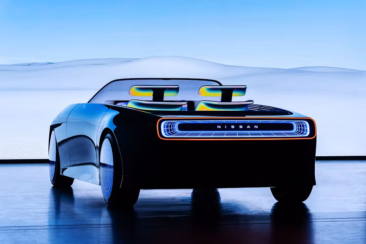 Nissan Max-Out được mô tả là một chiếc xe mui trần có khả năng mang đến "cảm giác tự do thoải mái, đồng thời có phản ứng lái và ôm cua rất năng động". Mui xe thấp và hệ thống đèn khá cầu kỳ, với những đường ánh sáng uốn lượn bao quanh 2 người ngồi trong cabin.