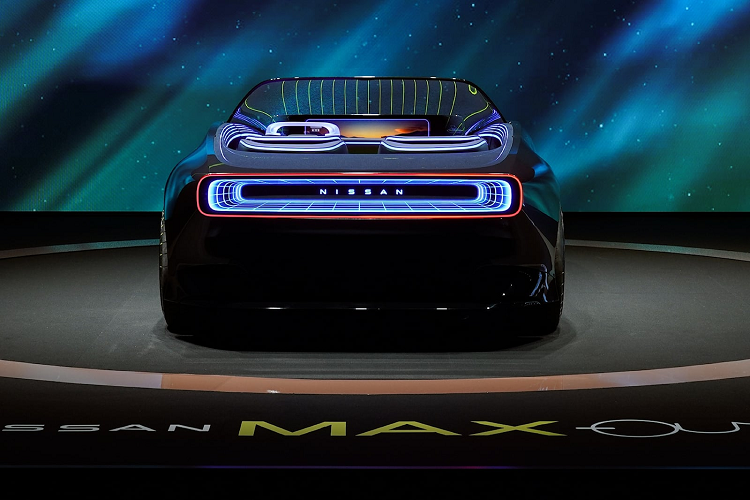 Bên trong, xe có một màn hình lớn trải dài trên bề mặt táp-lô cùng với vô-lăng kiểu yoke giống như những gì Elon Musk muốn triển khai cho xe Tesla.