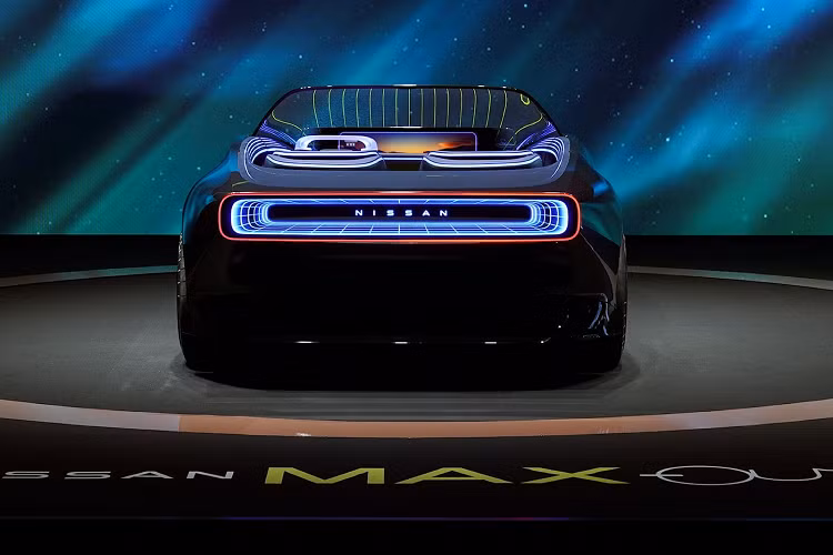 Bên trong, xe có một màn hình lớn trải dài trên bề mặt táp-lô cùng với vô-lăng kiểu yoke giống như những gì Elon Musk muốn triển khai cho xe Tesla.