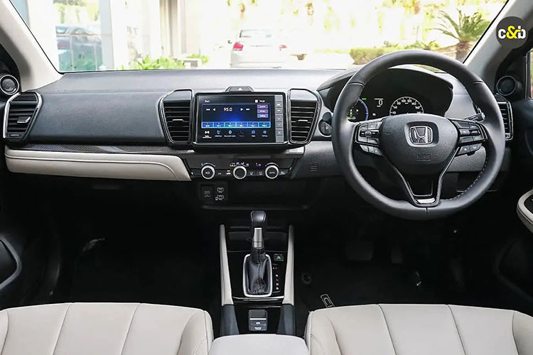 Nội thất Honda City 2023 bản facelift này cũng sẽ không đổi nhiều về thiết kế. Tùy vào cấu hình người dùng chọn mà Honda City 2023 sẽ có bảng đồng hồ kỹ thuật số 7 inch, màn cảm ứng trung tâm 8 inch hỗ trợ Apple CarPlay và Android Auto không dây,...