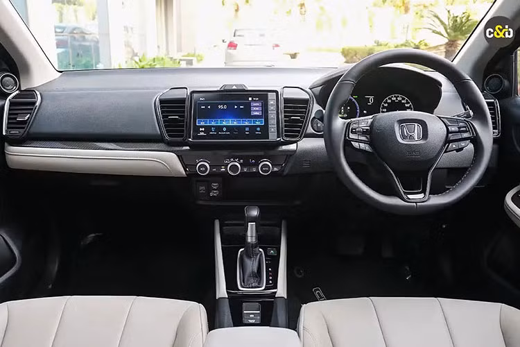 Nội thất Honda City 2023 bản facelift này cũng sẽ không đổi nhiều về thiết kế. Tùy vào cấu hình người dùng chọn mà Honda City 2023 sẽ có bảng đồng hồ kỹ thuật số 7 inch, màn cảm ứng trung tâm 8 inch hỗ trợ Apple CarPlay và Android Auto không dây,...