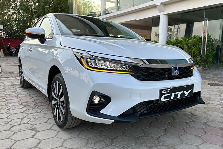 Hiện tại thông tin Honda City 2023 mới sắp về Việt Nam đã được nhiều đại lý xác nhận và mở cọc, một số tư vẫn bán hàng còn hứa hẹn sẽ bàn giao xe từ tháng 7/2023. Tuy nhiên, phía Honda Việt Nam vẫn chưa lên tiếng xác nhận thông tin này.