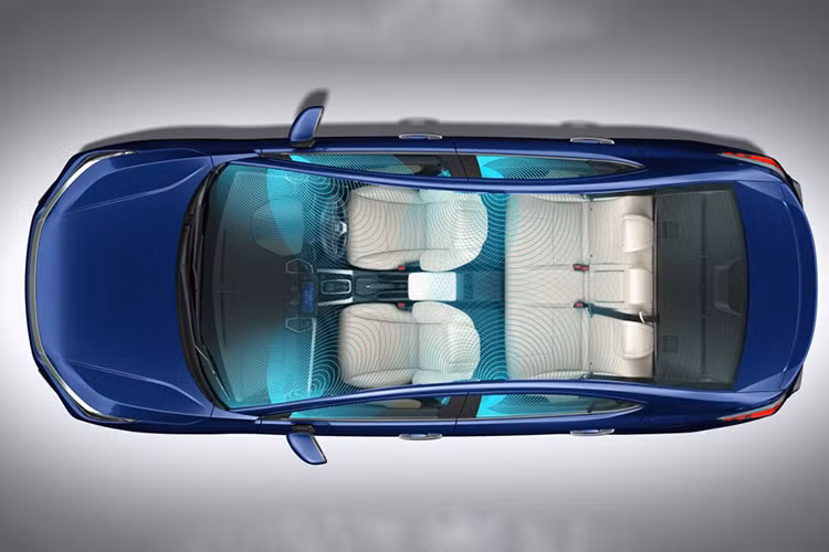 Tại Ấn Độ, xe được trang bị thêm phanh tay điện tử, tuy nhiên khi về Việt Nam, rât có thể Honda City 2023 sẽ vẫn dùng phanh tay cơ nhằm có mức giá bán tốt hơn để cạnh tranh với các đối thủ cùng phân khúc.