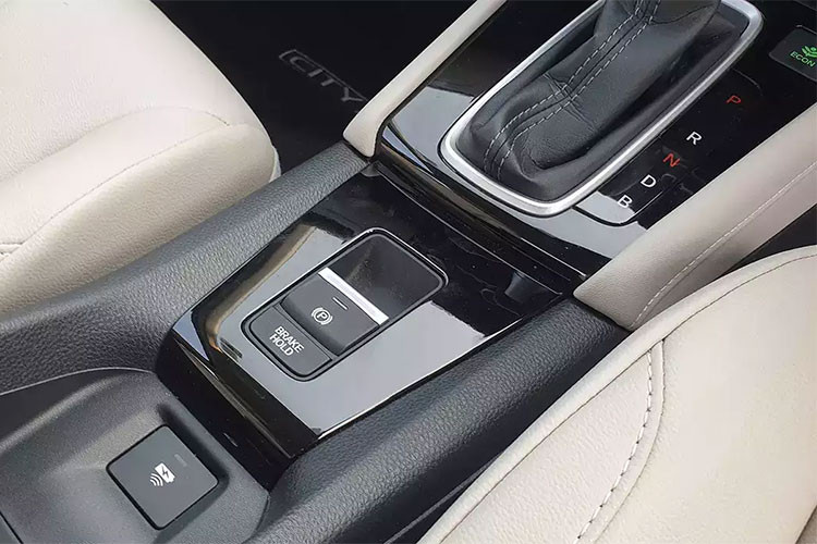 Nhiều khả năng Honda City 2023 sẽ được trang bị gói công nghệ hỗ trợ người lái Honda Sensing bao gồm phanh khẩn cấp tự động, hỗ trợ giữ làn, đèn pha tự động, Cruise Control thích ứng có khả năng bám đuôi xe trước ở tốc độ thấp và cảnh báo chệch làn.