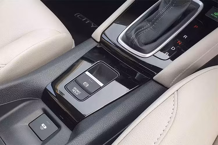 Nhiều khả năng Honda City 2023 sẽ được trang bị gói công nghệ hỗ trợ người lái Honda Sensing bao gồm phanh khẩn cấp tự động, hỗ trợ giữ làn, đèn pha tự động, Cruise Control thích ứng có khả năng bám đuôi xe trước ở tốc độ thấp và cảnh báo chệch làn.