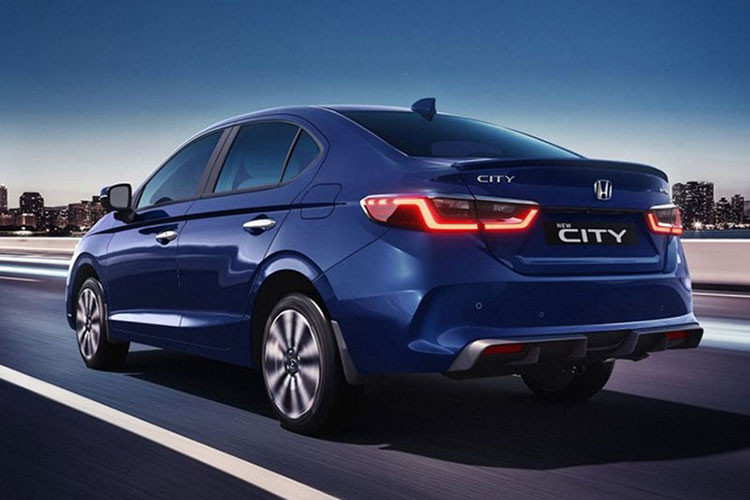 Trong khi đó, phiên bản Hybrid dùng động cơ 1.5L chu kỳ Atkinson công suất 97 mã lực, mô-men xoắn 127Nm làm máy phát cho mô-tơ điện truyền động có công suất 108 mã lực, mô-men xoắn 253Nm. Khi cần thiết, động cơ trên cũng có thể đảm nhiệm nhiệm vụ truyền động đưa tổng công suất xe lên 124 mã lực.