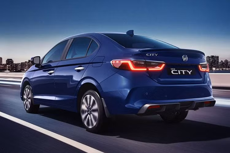 Trong khi đó, phiên bản Hybrid dùng động cơ 1.5L chu kỳ Atkinson công suất 97 mã lực, mô-men xoắn 127Nm làm máy phát cho mô-tơ điện truyền động có công suất 108 mã lực, mô-men xoắn 253Nm. Khi cần thiết, động cơ trên cũng có thể đảm nhiệm nhiệm vụ truyền động đưa tổng công suất xe lên 124 mã lực.