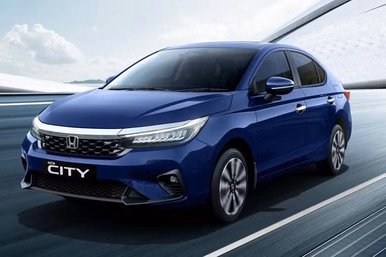 Thời gian gần đây, những mẫu xe Honda City tại Việt Nam đang được đại lý chạy chương trình khuyến mãi nhằm kích cầu doanh số và dọn kho, giải phóng hàng tồn. Theo đó, khách mua xe Honda City thời gian này sẽ được hỗ trợ 100% lệ phí trước bạ, quy đổi tương đương hơn 50 triệu đồng, kèm gói phụ kiện trị giá khoảng 40 triệu đồng.
