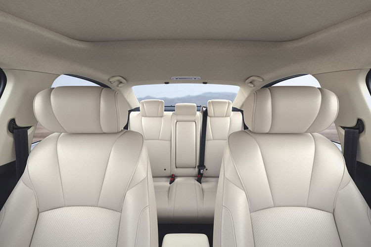 Các trang bị nổi bật khác của xe bao gồm; 6 túi khí, gạt mưa cảm ứng, đèn nền nội thất, bàn sạc điện thoại không dây, 8 loa, điều hòa tự động, chìa khóa thông minh, cửa sổ trời chỉnh điện, che nắng chỉnh tay hàng ghế sau và hệ thống theo dõi áp suất lốp.