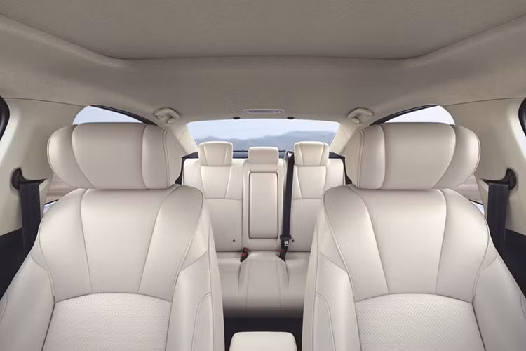 Các trang bị nổi bật khác của xe bao gồm; 6 túi khí, gạt mưa cảm ứng, đèn nền nội thất, bàn sạc điện thoại không dây, 8 loa, điều hòa tự động, chìa khóa thông minh, cửa sổ trời chỉnh điện, che nắng chỉnh tay hàng ghế sau và hệ thống theo dõi áp suất lốp.