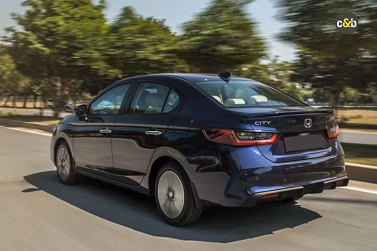 Về ngoại hình, nhìn chung mẫu xe sedan Honda City 2023 không có quá nhiều khác biệt so với bản đang bán trên thị trường. Dựa vào thông tin đăng tải trên trang web của cục đăng kiểm, ở bản nâng cấp, xe có khối lượng nặng hơn, bản RS sẽ được bổ sung thêm phanh đĩa phía sau.