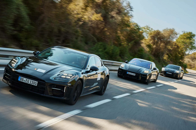 Dòng xe Porsche Panamera hiện đang ở thế hệ thứ 2 (tên mã 971), ra mắt lần đầu vào năm 2016. Từ đó đến nay, hãng xe Đức chỉ bổ sung thêm một số lựa chọn động cơ cho Porsche Panamera 2024 mới và cập nhật tính năng phần mềm, hầu như không cải tiến thêm gì đáng kể.