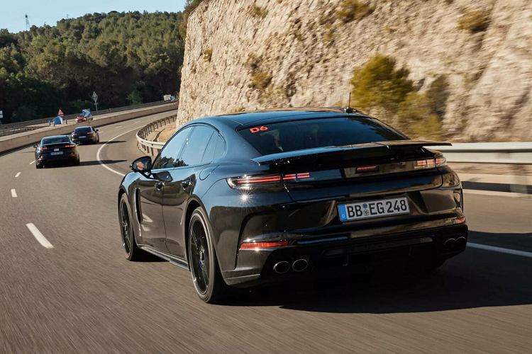 Hãng xe Đức cũng cho biết hãng sẽ cung cấp ít nhất 4 phiên bản PHEV cho Porsche Panamera đời mới nhằm đáp ứng nhu cầu khách hàng vì ngay đối với bản hiện nay tại nhiều thị trường, 100% số lượng Panamera bán ra là bản PHEV.