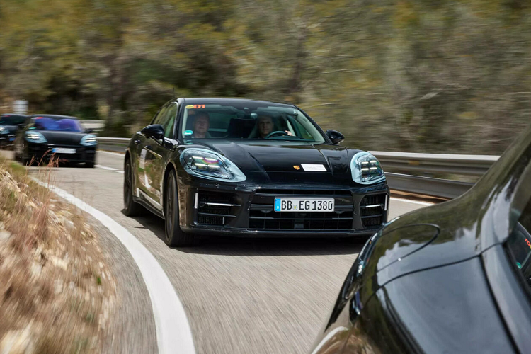 Dù vậy, trái với nhận định cho rằng Porsche “bỏ quên” Panamera, bản nâng cấp đời mới của mẫu xe này vẫn đang được phát triển và dự kiến sẽ được công bố đầy đủ cuối tháng 11 này. Trong thời gian chờ đợi, Porsche đã cho tiết lộ trước thông tin về nội thất của Panamera 2024 đời mới.