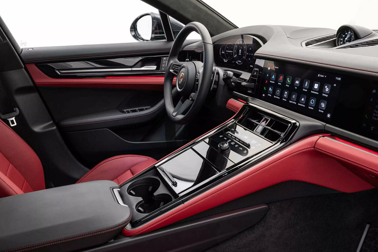 Cụ thể, táp-lô mới của Porsche Panamera 2024 nâng cấp sẽ có 3 màn hình. Màn hình thứ nhất nằm sau vô-lăng, nhô cao hơn so với phần còn lại của táp-lô, dùng để hiển thị đồng hồ tốc độ, vòng tua máy và các thông tin liên quan đến chức năng lái.