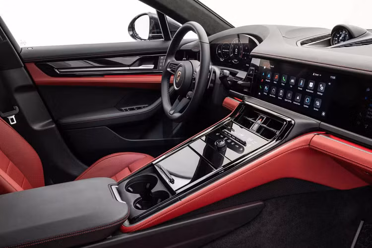 Cụ thể, táp-lô mới của Porsche Panamera 2024 nâng cấp sẽ có 3 màn hình. Màn hình thứ nhất nằm sau vô-lăng, nhô cao hơn so với phần còn lại của táp-lô, dùng để hiển thị đồng hồ tốc độ, vòng tua máy và các thông tin liên quan đến chức năng lái.