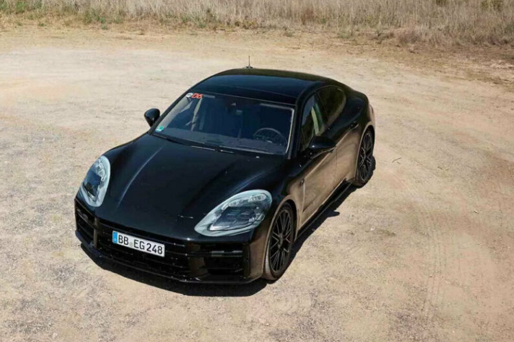 Bản Executive với trục cơ sở dài cũng sẽ sở hữu hàng ghế sau được làm lại để ngồi thoải mái hơn. Porsche Panamera 2024 dự kiến trang bị hệ truyền động hybrid sạc điện PHEV với bộ pin mới có dung lượng 25,9 kWh, hứa hẹn cải thiện tầm di chuyển trong chế độ thuần điện so với pin 17,9 kWh của bản hiện hành.