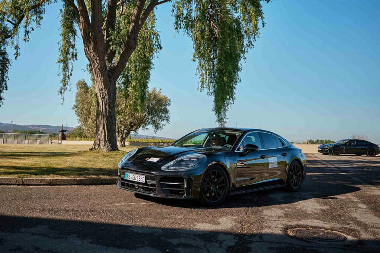 Do loại bỏ cần số tại khu vực “yên ngựa”, giờ đây Panamera 2024 có thêm không gian cho những người ngồi hàng ghế trước đặt tay, để đồ đạc lặt vặt và để ly nước tiện dụng hơn. Chất liệu da bọc ghế cũng được nâng cấp để mang đến cảm giác sang trọng hơn. Hệ thống đèn viền nội thất được cải tiến với nhiều sắc thái hơn, phù hợp nhiều tâm trạng hơn.