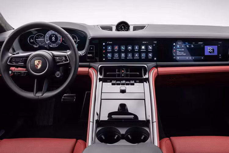 Theo đó, những thành phần hiện đại, đậm chất công nghệ cao hướng đến tương lai của dòng xe điện Taycan sẽ được ứng dụng cho Panamera mới. Cách đây chưa lâu, Porsche cũng đã làm điều tương tự đối với dòng xe Cayenne khi thực hiện nâng cấp facelift mẫu SUV đó.