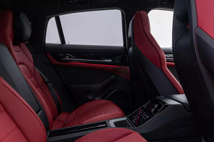 Màn hình thứ 2 nằm chính giữa táp-lô đóng vai trò hiển thị thông tin giải trí, có thể thao tác bằng cảm ứng, dùng giao diện “Driver Experience” mới của Porsche. Màn hình thứ 3 nằm đối diện ghế hành khách phía trước là tùy chọn, cho phép người ngồi tại vị trí này xem nội dung từ Youtube hoặc truy cập mạng xã hội mà không cần phải dùng đến màn hình chính.