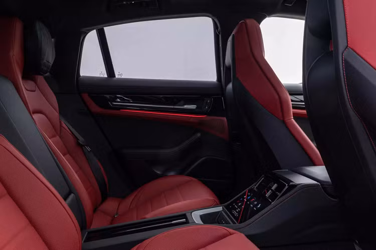 Màn hình thứ 2 nằm chính giữa táp-lô đóng vai trò hiển thị thông tin giải trí, có thể thao tác bằng cảm ứng, dùng giao diện “Driver Experience” mới của Porsche. Màn hình thứ 3 nằm đối diện ghế hành khách phía trước là tùy chọn, cho phép người ngồi tại vị trí này xem nội dung từ Youtube hoặc truy cập mạng xã hội mà không cần phải dùng đến màn hình chính.