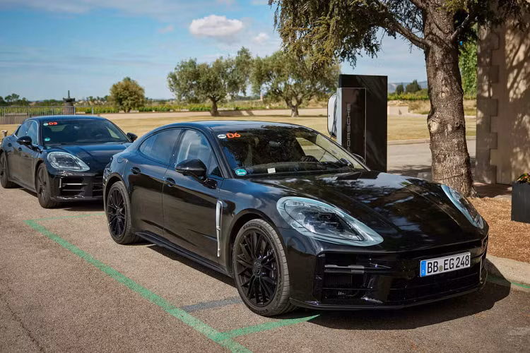 Cần số đã không còn, giờ đây thao tác chuyển số được thực hiện bằng một cần gạt nhỏ nằm giữa màn hình thứ 2 và vô-lăng. Khe cắm chìa khóa cũng được thay bằng nút bấm khởi động Start/Stop.