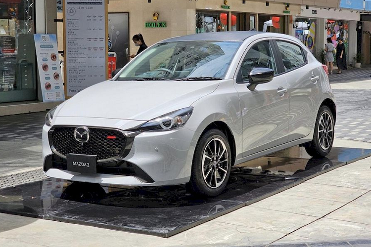Điều này có nghĩa là Mazda không thể khấu hao khoản đầu tư vào các mẫu xe mới nhanh như các nhà sản xuất còn lại. Như vậy, các mẫu xe của Mazda, đặc biệt là những mẫu xe không phải SUV sẽ bán chậm hơn và phải rất lâu mới có thế hệ mới. 