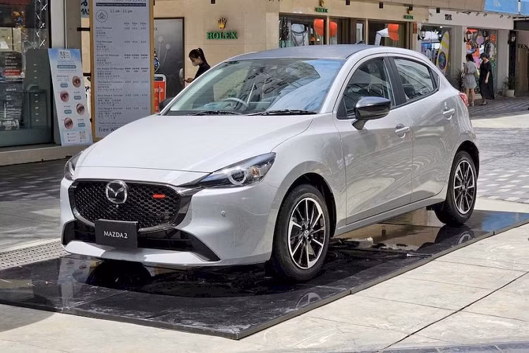 Điều này có nghĩa là Mazda không thể khấu hao khoản đầu tư vào các mẫu xe mới nhanh như các nhà sản xuất còn lại. Như vậy, các mẫu xe của Mazda, đặc biệt là những mẫu xe không phải SUV sẽ bán chậm hơn và phải rất lâu mới có thế hệ mới. 