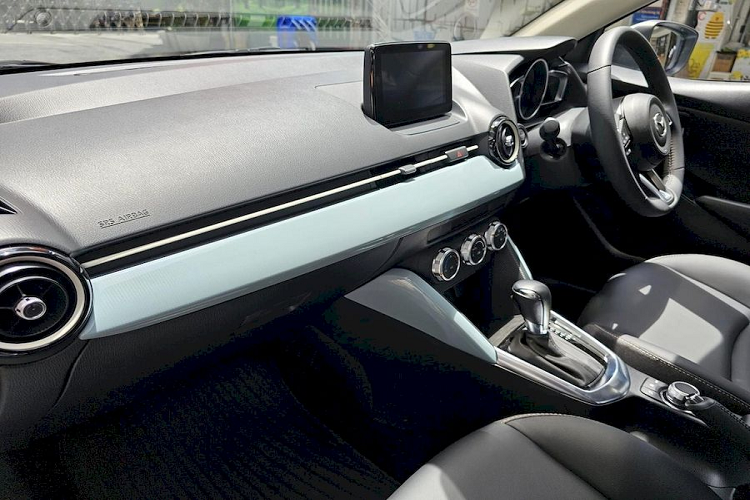 Thứ hai là động cơ diesel Skyactiv-D tăng áp, dung tích 1.5L, tạo ra công suất tối đa 105 mã lực và mô-men xoắn cực đại 250 Nm. Cả hai tùy chọn động cơ này đều đi kèm với hộp số tự động 6 cấp và hệ dẫn động cầu trước.