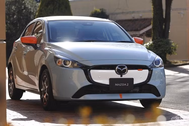 Như thông tin đã đưa trước đó, vào ngày 21/6 vừa qua nhà sản xuất ôtô Nhật Bản đã chính thức trình làng phiên bản nâng cấp giữa vòng đời của mẫu xe Mazda2 tại thị trường Thái Lan. Tại đây Mazda2 2023 có 5 phiên bản phổ thông, bao gồm 1.3 C, 1.3 S, 1.3 SP, 1.5 XD và 1.5 XDL, đi kèm giá bán dao động từ 599.000 - 830.000 Baht (khoảng 404 - 600 triệu đồng).