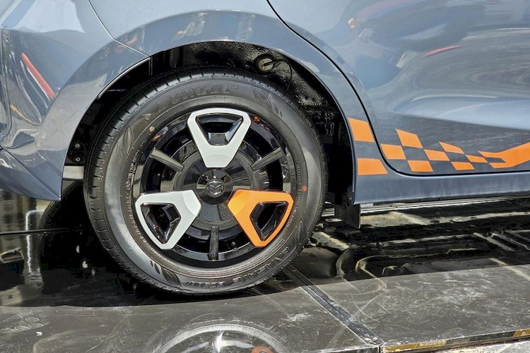 Theo Wapcar, bản nâng cấp mới của Mazda2 một lần nữa cho thấy thành công của hãng xe Nhật Bản khi áp dụng công thức này, ít nhất là tại Thái Lan. Mazda Thái Lan cho biết sự kết hợp đa dạng giữa màu sắc và thiết kế của Mazda2 mới đã thu hút được nhiều khách hàng mới, đặc biệt là khách hàng trẻ thế hệ Gen Z.