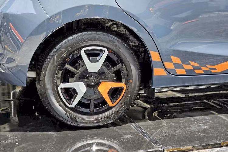 Theo Wapcar, bản nâng cấp mới của Mazda2 một lần nữa cho thấy thành công của hãng xe Nhật Bản khi áp dụng công thức này, ít nhất là tại Thái Lan. Mazda Thái Lan cho biết sự kết hợp đa dạng giữa màu sắc và thiết kế của Mazda2 mới đã thu hút được nhiều khách hàng mới, đặc biệt là khách hàng trẻ thế hệ Gen Z.