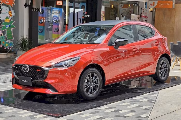 Mazda2 không phải là một mẫu xe mới, nó được giới thiệu lần đầu tiên tại Thái Lan vào năm 2014 dưới dạng sedan và hatchback để cạnh tranh với Toyota Vios, Toyota Yaris, Honda City, Honda Jazz , và bây giờ là Honda City Hatchback cùng Nissan Almera.