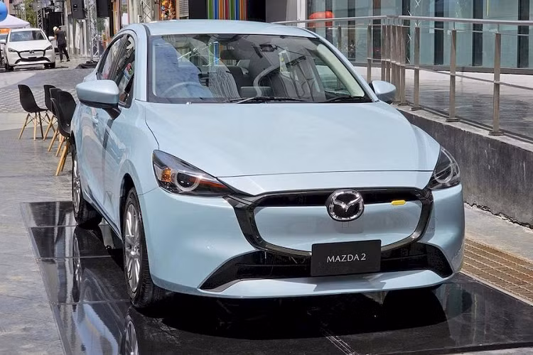 Ngoài ra, hãng xe Nhật Bản còn giới thiệu hai phiên bản đặc biệt là Mazda2 Rookie Drive và Clap Pop, với giá tương ứng là 662.000 Baht (446 triệu đồng) và 647.000 Baht (436 triệu đồng).
