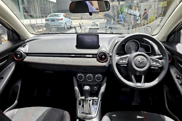 Trang bị vận hành của Mazda2 2023 tại Thái Lan không có sự thay đổi so với phiên bản cũ. Bên dưới nắp ca-pô vẫn là 2 tùy chọn động cơ. Thứ nhất là máy xăng Skyactiv-G dung tích 1.3L với công suất tối đa 93 mã lực và mô-men xoắn cực đại 123 Nm.