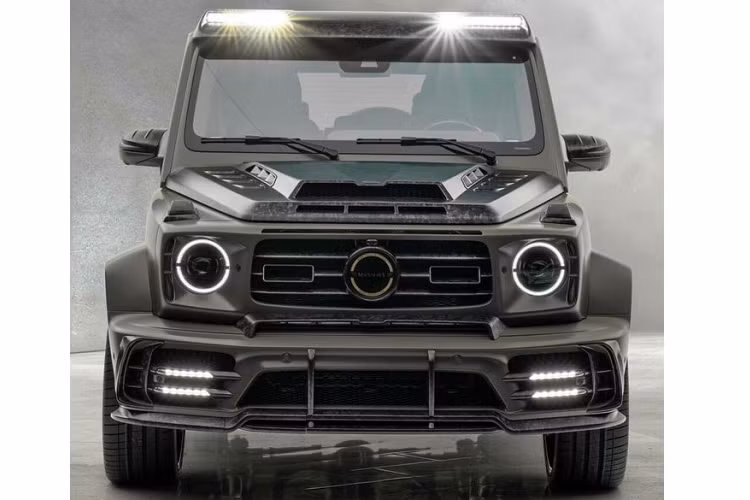 Bắt đầu với những nâng cấp về ngoại hình. Chiếc Mercedes-AMG G63 Grand Entrée đặc biệt này được gắn một tấm cản hoàn toàn mới với các chi tiết bằng sợi carbon và đèn LED.